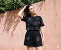 Amuleto Origenes Negro · Camiseta oversized