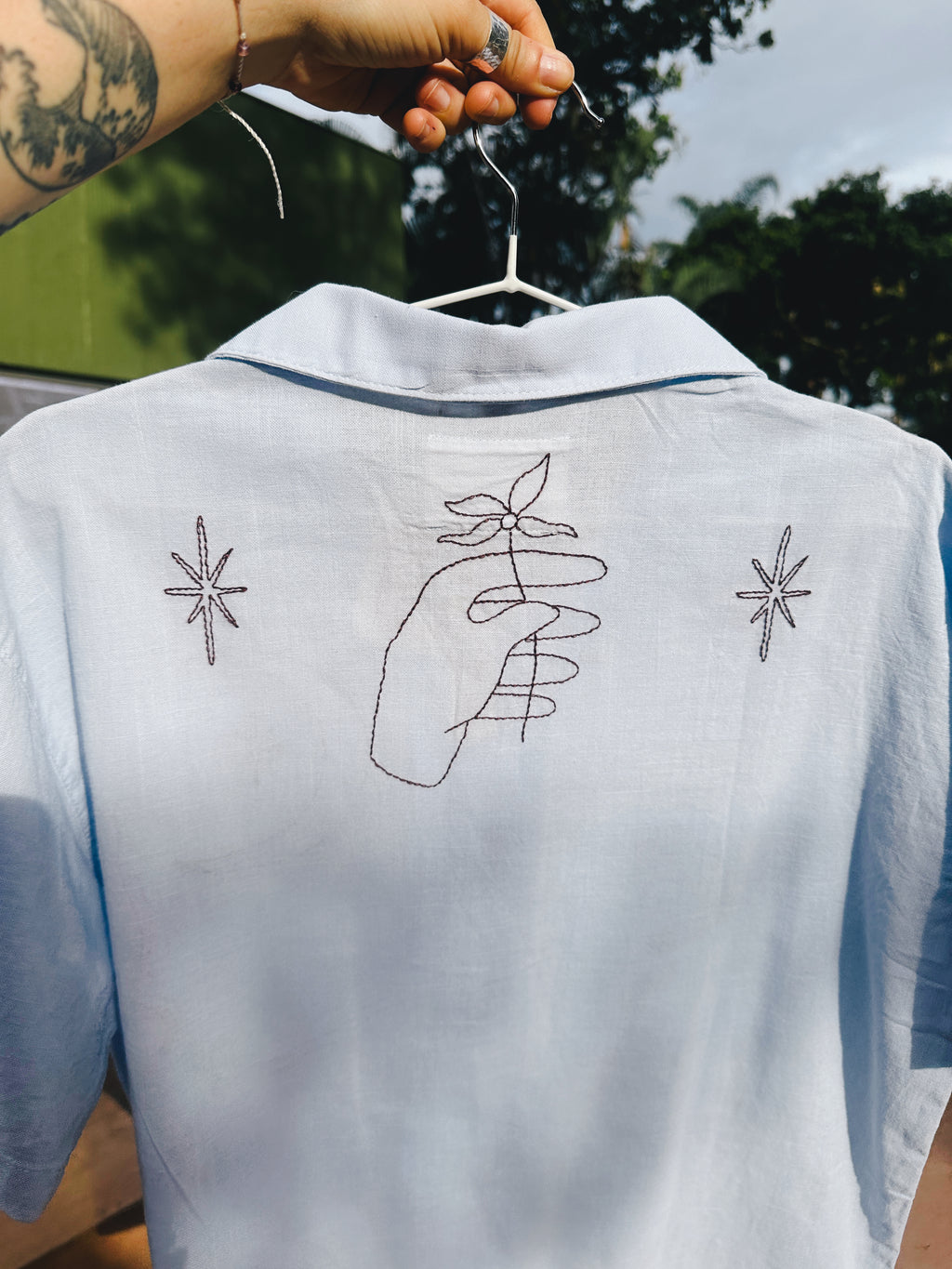 Amuleto Lucero Azul Claro · Camisa