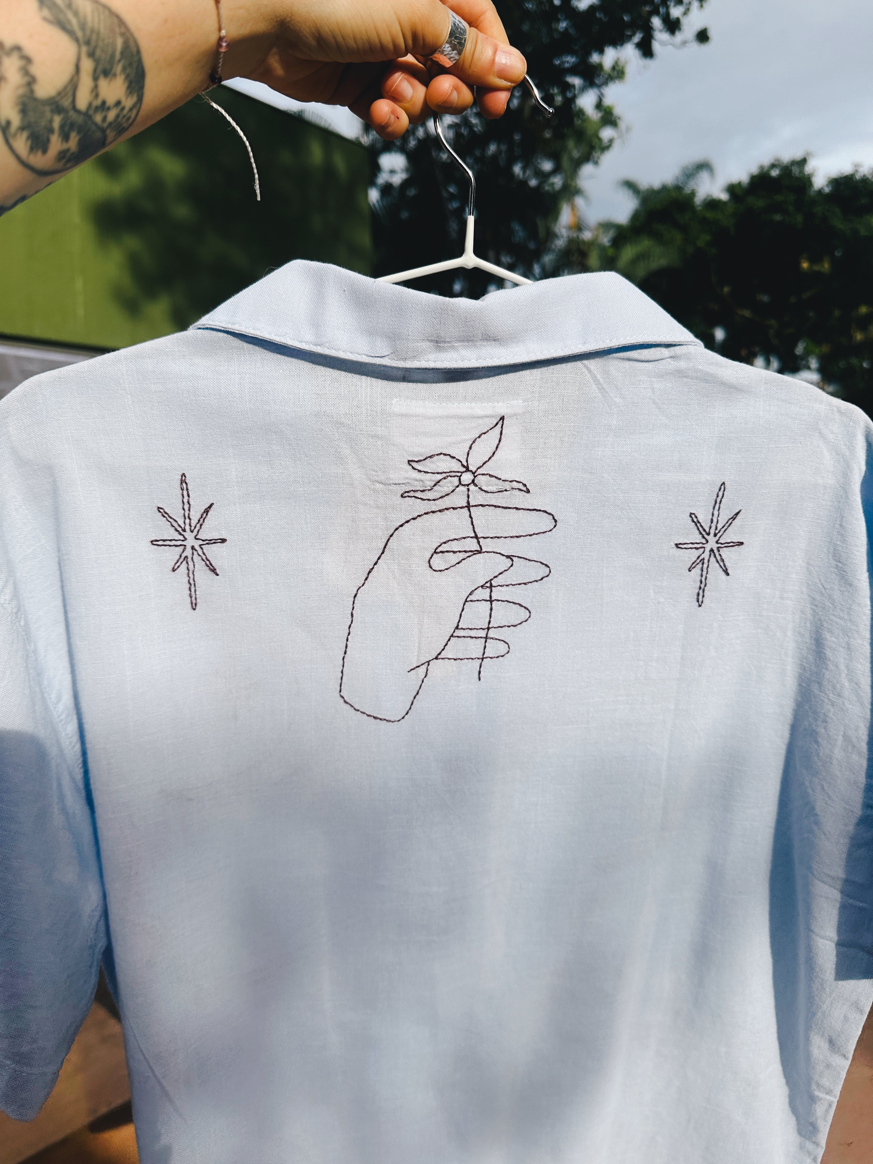 Amuleto Lucero Azul Claro · Camisa