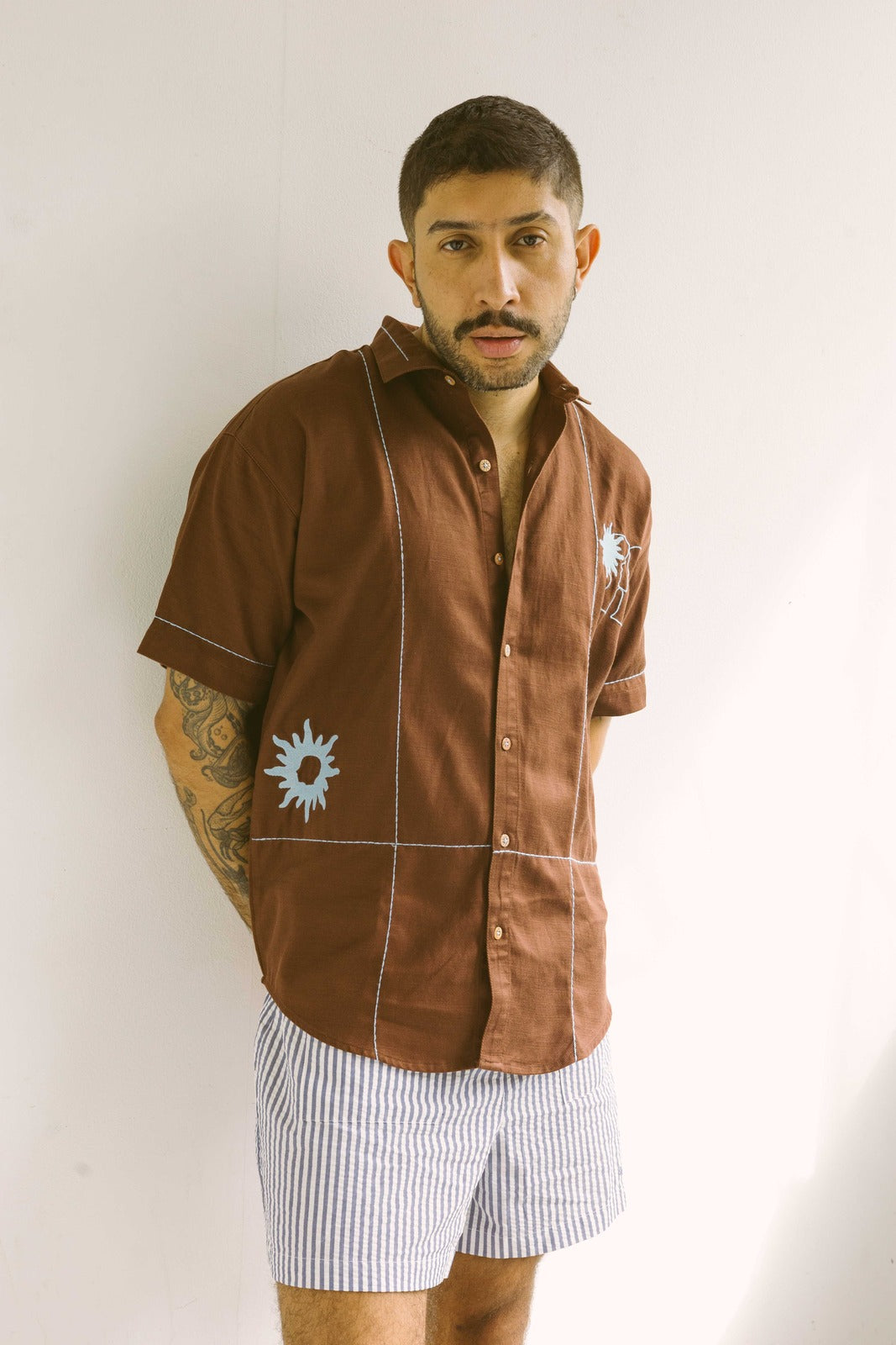 Amuleto Lunaria Chocolate · Camisa