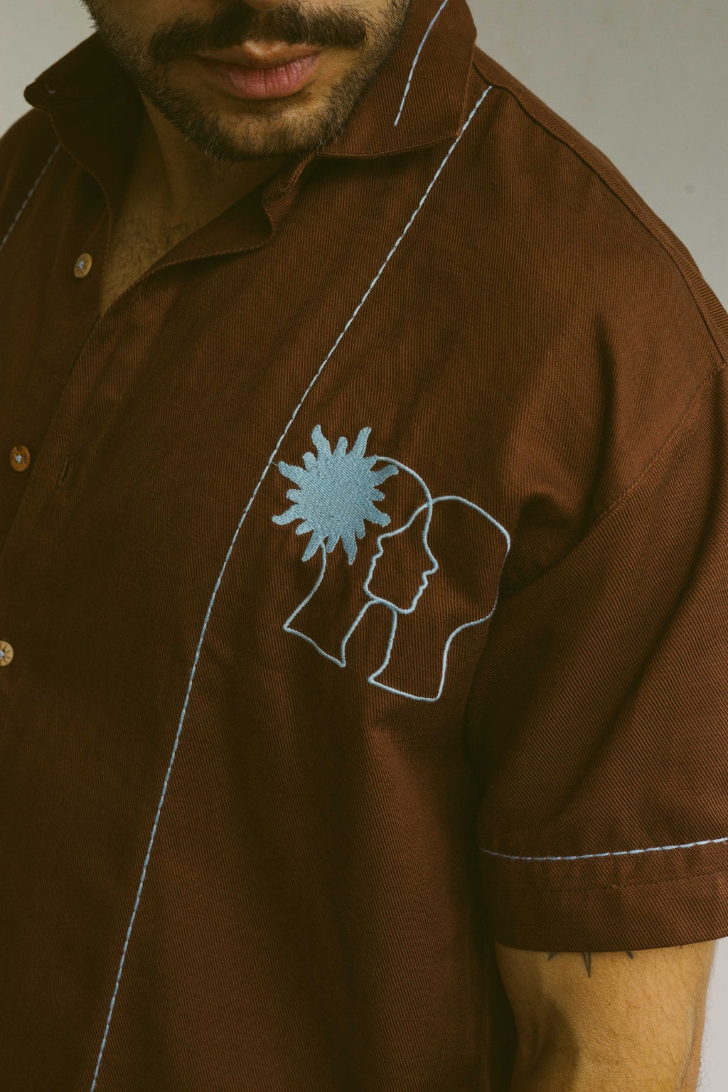 Amuleto Lunaria Chocolate · Camisa