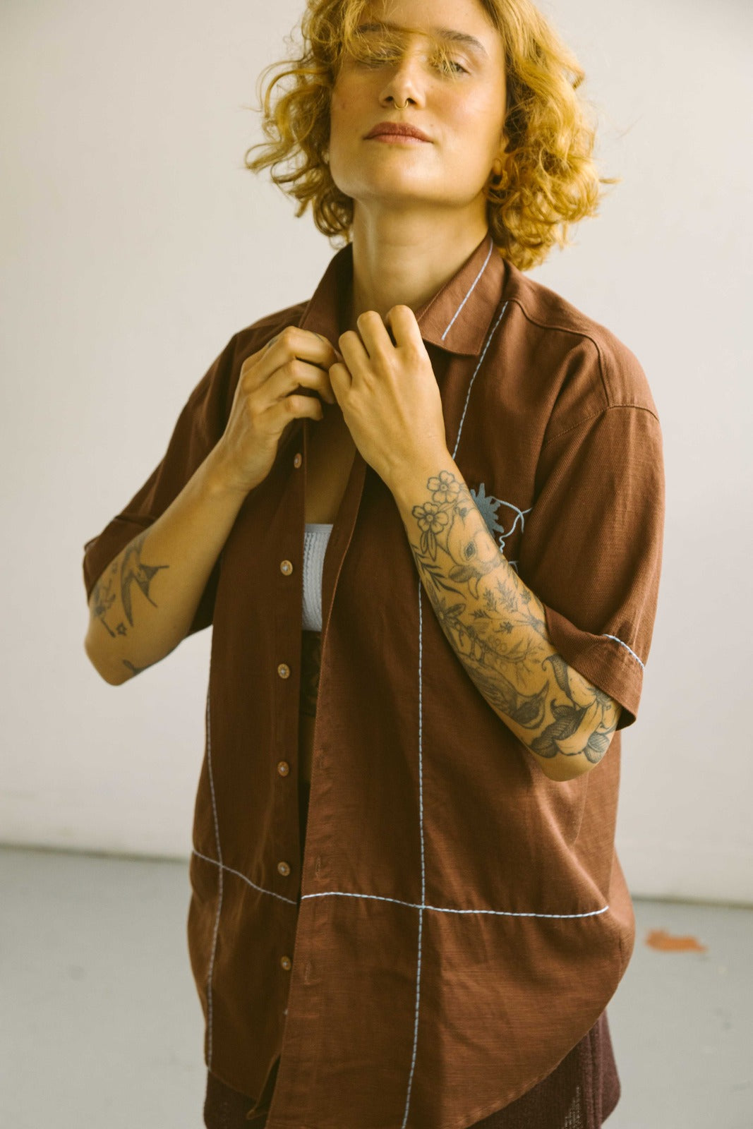 Amuleto Lunaria Chocolate · Camisa